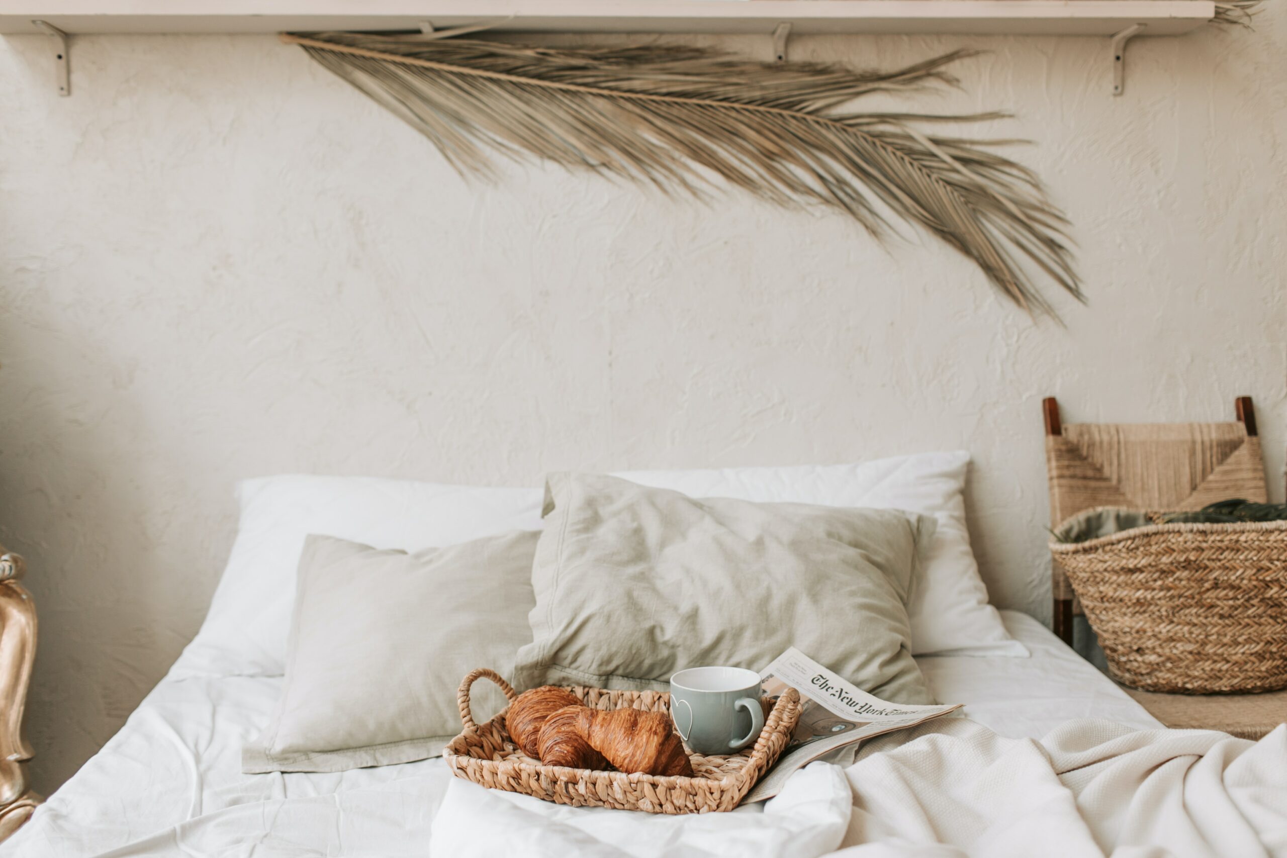 Bed met ontbijt erop